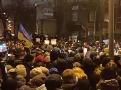 Сотни активистов пришли на Банковую из-за приговора Стерненко