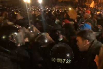 В Киеве возле офиса Владимира Зеленского идут столкновения полиции с националистами