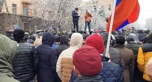 Участники акции протеста в Ереване перекрыли центральную улицу