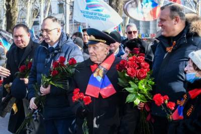 ДНР под украинскими обстрелами отмечает День защитника Отечества