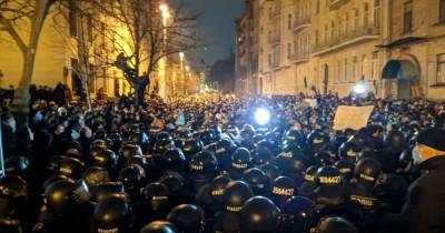 Из-за акции и столкновения возле Офиса президента туда стягивают правоохранителей (6 фото)