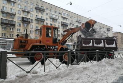 Коммунальные службы вывезли с улиц Петербурга рекордное за зиму количество снега