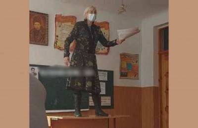 Учительница из Ровно стоя на парте показала ученикам «как надо Украину любить»