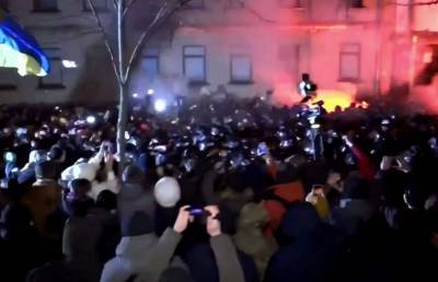 На Банковой начались столкновения сторонников Стерненко с полицией (видео)