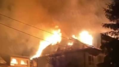 В Киеве на ДВРЗ горит дом: видео
