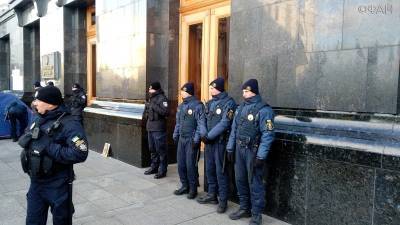 Столкновения националистов с полицией произошли у офиса Зеленского в Киеве