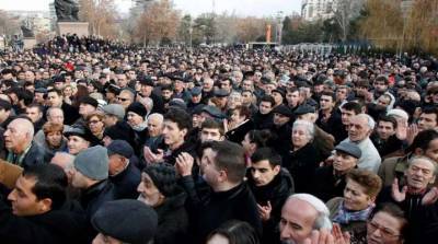 Протестующие взяли в осаду центральный офис армянской полиции