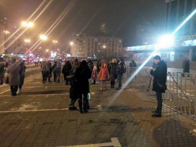 СМИ: возле офиса Зеленского проходят столкновения силовиков с националистами