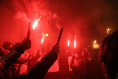 Огненные протесты: активисты в Одессе под СИЗО жгут файеры – впечатляющие фото и видео