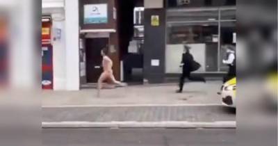 «Главное — без маски»: погоня полицейских за голым мужчиной по улице Лондона повеселила сеть