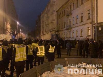 Во время cтычек под Офисом президента на акции в поддержку Стерненко ожоги глаз получили почти 30 полицейских