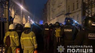 Во время стычек под ОПУ пострадали 27 правоохранителей – МВД
