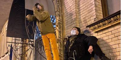 «Реакция общества». В Киеве протестующие грелись от горящего полицейского шлема — фото