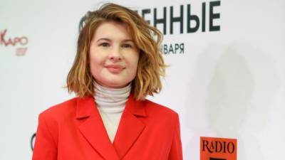 Звезда "Ералаша" Анна Цуканова поздравила мужчин горячим топлес-снимком
