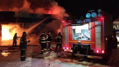 Охваченный огнем ангар в Москве обрушился во время тушения — видео