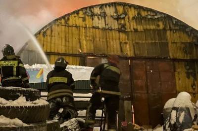 В Москве пожарные ликвидировали крупное возгорание в ангаре