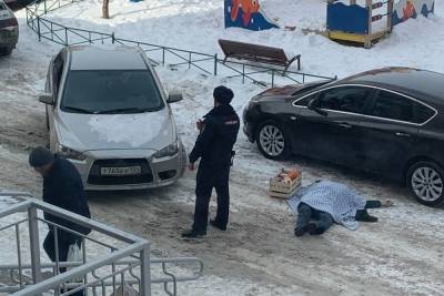В Красноярске мужчина выпал из окна и погиб