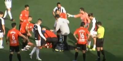 В Испании тренер соперников спас футболисту жизнь во время матча — видео