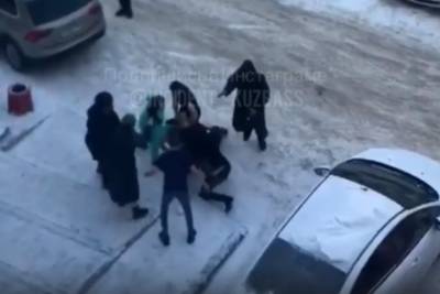 В Кемерове массовую драку возле подъезда многоэтажки сняли на видео