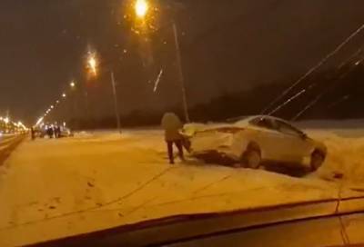 Водители засняли россыпь автомобилей, улетевших в кювет с Пулковского шоссе