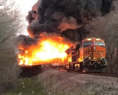 В США горит поезд с нефтепродуктами (ФОТО)