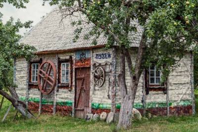 Украинец построил уникальный музей из стеклянных и пластиковых бутылок: фото, видео
