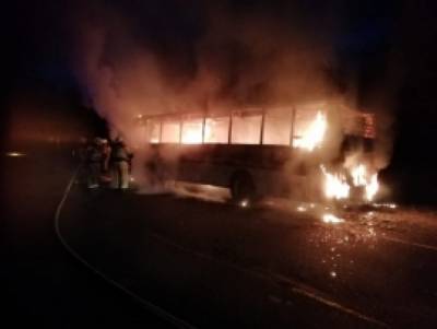 Вахтовики оказались на морозе посреди трассы из-за сгоревшего автобуса в Красноярске