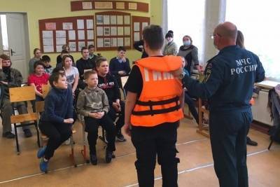 Сотрудники МЧС Смоленской области провели с детьми урок безопасности