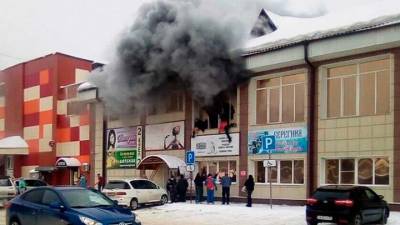 Люди выпрыгивали из окон во время пожара в ТЦ в Горно-Алтайске