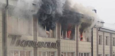 В Горно-Алтайске произошел крупный пожар в торговом центре «Ткацкий»