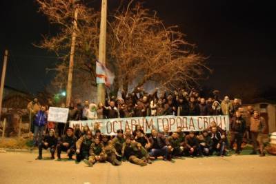 Хроники Крымской весны: Аксенов показал, как самооборона защищала базу Беркута