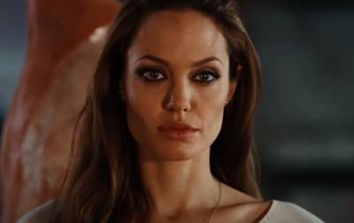 Легендарная Анджелина Джоли обожгла пронзительным взглядом: кадры "магнетизма"