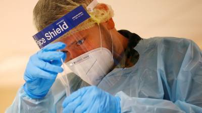 Число случаев коронавируса в Германии превысило 2,4 млн