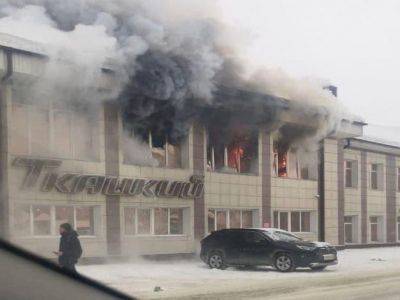 В Горно-Алтайске горит крупный торговый центр, люди прыгают из окон