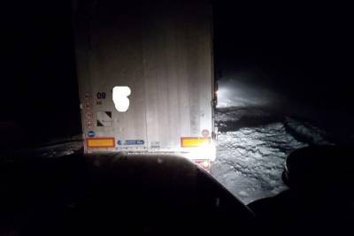В Оренбуржье помогли водителю из Казахстана преодолеть снег
