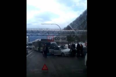 В горах Сочи автобус врезался в иномарку, есть пострадавшие