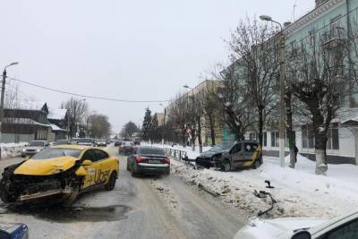 Спешащий таксист стал виновником аварии в Твери