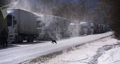 В Грузии снегопад создал проблемы водителям грузовых автомобилей