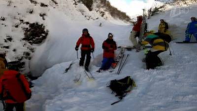 На Красной поляне лыжник, катаясь по запрещенной трассе, угодил в горный ручей с восьмиметровой высоты