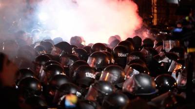 В Киеве произошли столкновения протестующих с полицией, пострадали десятки человек