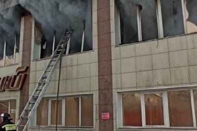 Пожар в ТЦ Горно-Алтайска заставил покупателей прыгать из окон