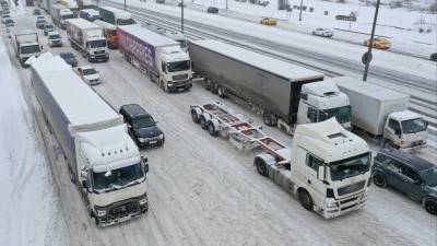 Метели и снегопады провоцируют транспортные коллапсы по всей России