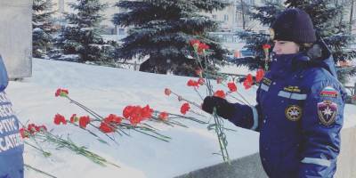Добровольцы ВСКС 23 февраля возложили цветы к мемориалам защитников Отечества