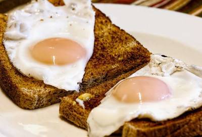 Яйца на завтрак провоцируют болезни, заявили медики