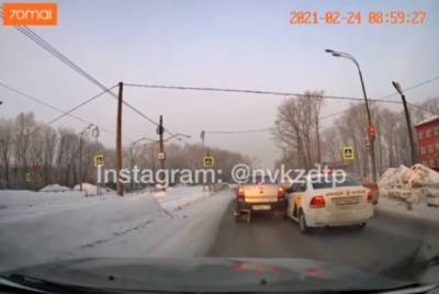 ДТП с такси перед пешеходным переходом в Новокузнецке попало на видео