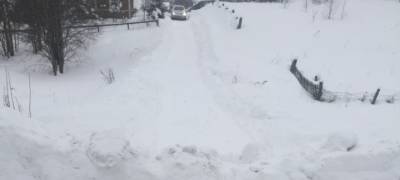 Коммунальщики закапывают снегом подъезды к жилым домам в посёлке Карелии (ФОТО)