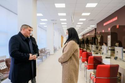 Андрей Бочаров проверил работу нового МФЦ на севере Волгограда