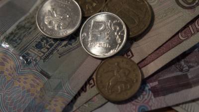 Рубль укрепился к доллару и евро на старте торгов