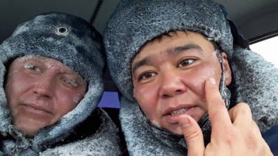 Оренбургские инспекторы получили обморожения, спасая водителей в метель