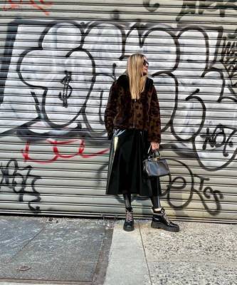 Виниловая юбка + леопардовая шубка: эффектный образ Оливии Палермо